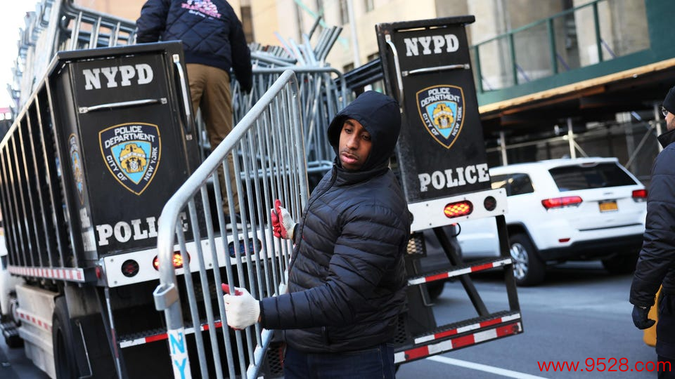 3月20日，纽约警方在纽约市曼哈顿刑事法院前铺设路障